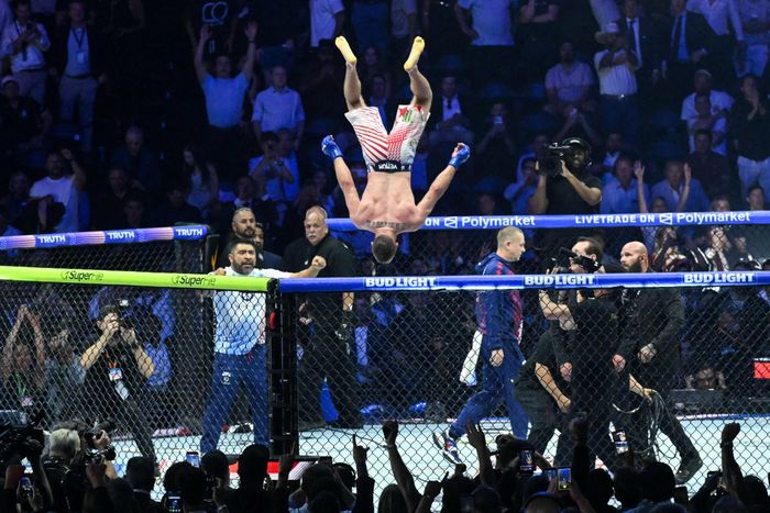  Gaethje là người đầu tiên giành chiến thắng trước Topuria. Đã có nhiều võ sĩ không thể làm được việc đó, như Holloway, Oliveira. Vì vậy, chiến thắng này của Gaethje gây ngỡ ngàng với những người hâm mộ MMA. 