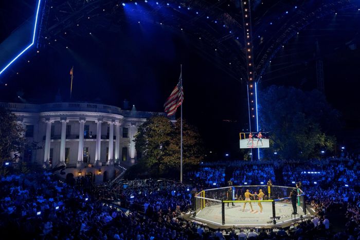  UFC Freedom 250 là sự kiện lịch sử, khi lồng bát giác lần đầu tiên được mang đến trước Nhà Trắng. 