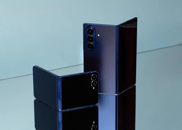 Khác với smartphone truyền thống, điện thoại gập phải duy trì độ bền cho cả màn hình uốn dẻo và hệ thống bản lề. Ảnh: Samsung.