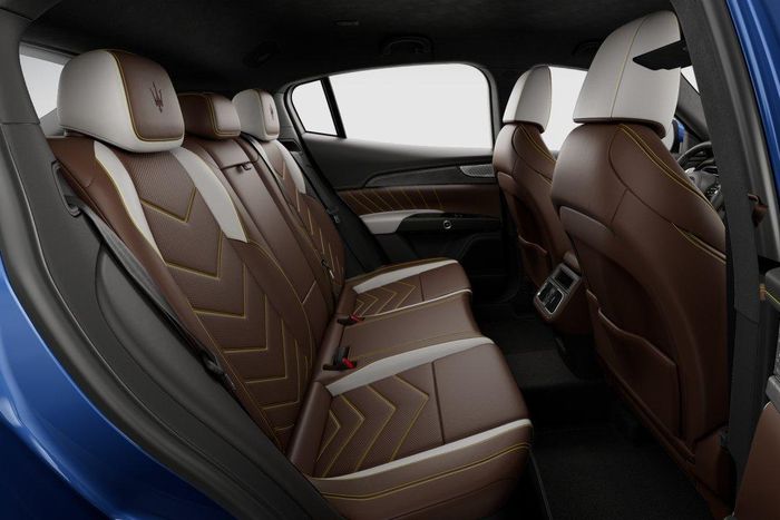  Ngoài ra, khách hàng có thể bổ sung hệ thống âm thanh Sonus Faber 14 loa công suất 860 W, Apple CarPlay, Android Auto và loạt công nghệ hỗ trợ lái như ga tự động thích ứng Stop &amp; Go, phanh khẩn cấp tự động, cảnh báo điểm mù... 