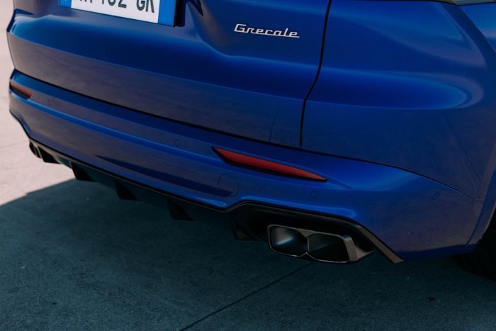  Điểm nổi bật của phiên bản V6 trên Grecale Modena là thiết kế ống xả kép hoàn toàn mới, thay thế cho thiết kế cửa ống xả kép dạng tròn trên các biến thể trước đây. 