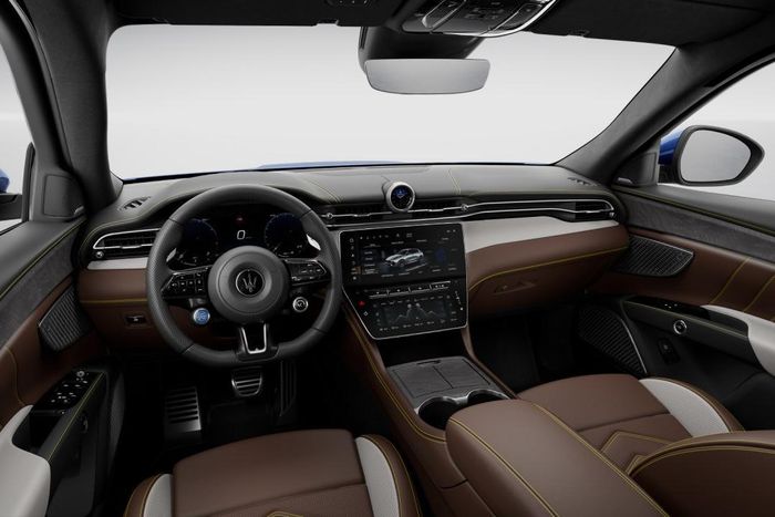  Maserati Grecale Modena V6 được thiết kế theo hướng tập trung vào trải nghiệm vận hành với bảng đồng hồ kỹ thuật số 12.3 inch và màn hình giải trí trung tâm 12 inch. 