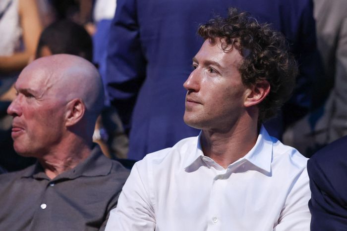 Nhà sáng lập kiêm CEO của Meta, Mark Zuckerberg, theo dõi sự kiện UFC Freedom 250 tại bãi cỏ phía Nam Nhà Trắng.