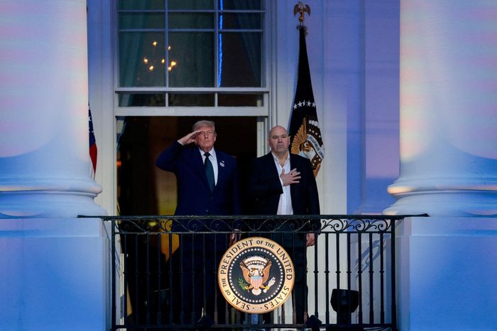 Tổng thống Mỹ Donald Trump và Chủ tịch kiêm Giám đốc điều hành UFC Dana White theo dõi quốc ca Mỹ từ ban công Phòng Xanh trong sự kiện UFC Freedom 250 tại bãi cỏ phía Nam Nhà Trắng.