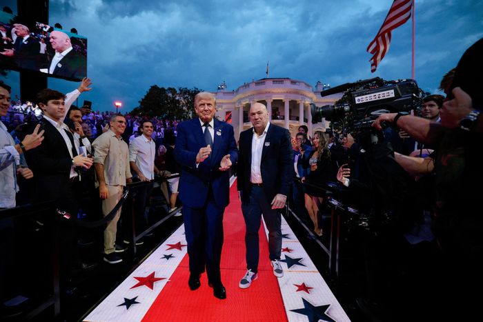 Tổng thống Mỹ Donald Trump và Giám đốc điều hành UFC Dana White đến dự sự kiện UFC Freedom 250 tại bãi cỏ phía Nam Nhà Trắng. Ông Trump từ lâu đã duy trì mối quan hệ thân thiết với Dana White và thường xuyên xuất hiện tại các sự kiện UFC lớn trong nhiều năm qua.