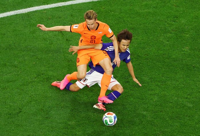 De Jong có ngày thi đấu tốt trước hàng tiền vệ cơ động của Nhật Bản. Ảnh: Reuters.
