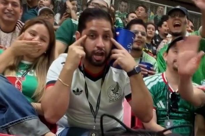 Cổ động viên Mexico thực hiện cử chỉ được cho là mang tính phân biệt chủng tộc nhằm vào người gốc Á trong trận đấu giữa Hàn Quốc và CH Czech tại World Cup 2026, trên sân Akron ở thành phố Zapopan, gần Guadalajara, Mexico, ngày 11/6. Ảnh: Instagram nhân vật.