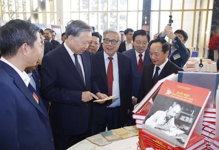 Tổng Bí thư, Chủ tịch nước Tô Lâm tham quan không gian trưng bày sách tại Hội nghị toàn quốc triển khai nhiệm vụ năm 2026. Ảnh: TTXVN.