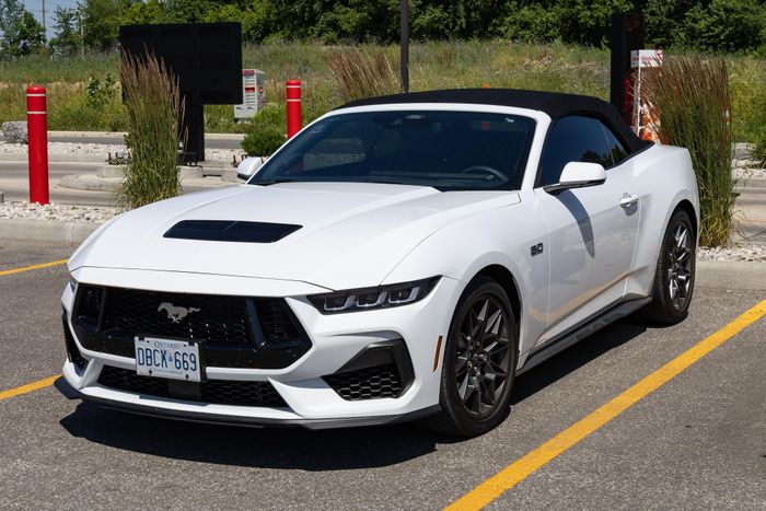  Mẫu xe xăng ít được sử dụng nhất tại Mỹ trong nhóm khảo sát là Ford Mustang, với mức trung bình chỉ 3.366 km/năm. Con số này chủ yếu phản ánh thói quen của những người đã bán xe sau 3 năm, thay vì những người chơi xe "tâm huyết". 