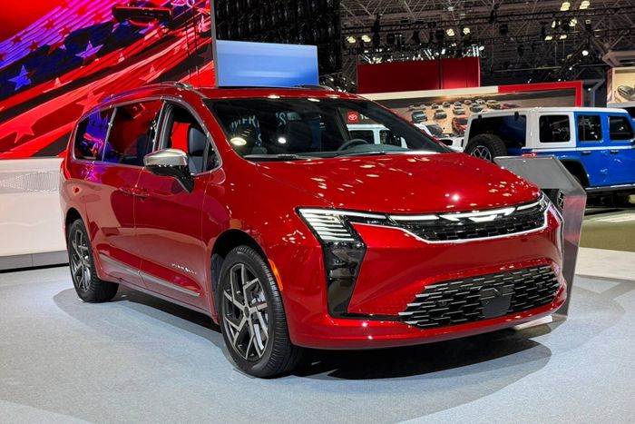  Ở nhóm xe sử dụng động cơ xăng, Chrysler Pacifica bị "vắt kiệt sức" nhất tại Mỹ với trung bình 33.590 km/năm, cao hơn 56,7% so với mức trung bình của những mẫu xe sử dụng động cơ đốt trong (21.441 km/năm). 