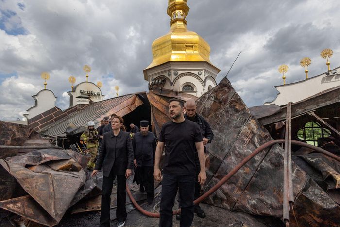  Tổng thống Ukraine Volodymyr Zelensky tại hiện trường tu viện bị hư hại vì trúng tên lửa ngày 14/6. Ảnh: Reuters.