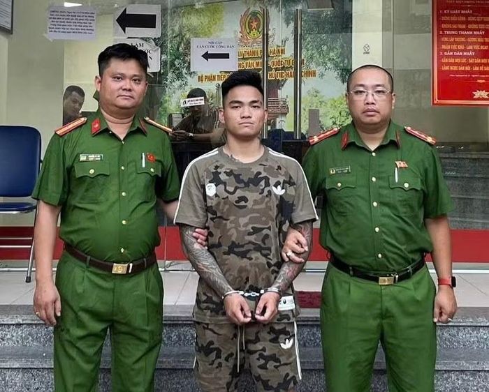  Công an phường Văn Miếu - Quốc Tử Giám bắt giữ đối tượng Lộc. Ảnh: Công an nhân dân. 