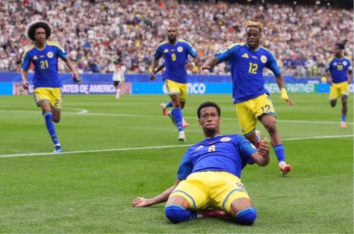 Livano Comenencia ăn mừng khi có bàn gỡ hòa 1-1 cho tuyển Curacao