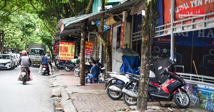 Các quầy ki ot phía ngoài đang được sử dụng kinh doanh dịch vụ từ ăn uống đến giầy dép