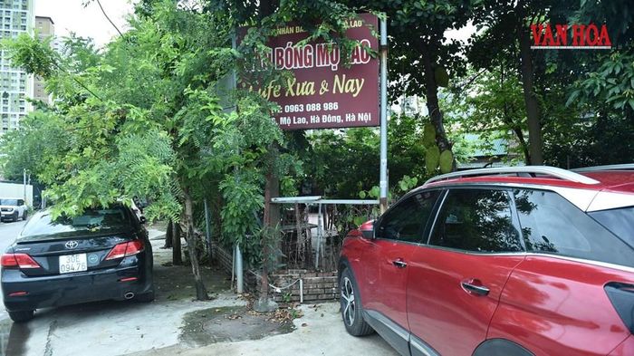 Nhiều hoạt động kinh doanh xuất hiện bên trong khu diện tích đất thể thao, công khai treo biển ở phía ngoài