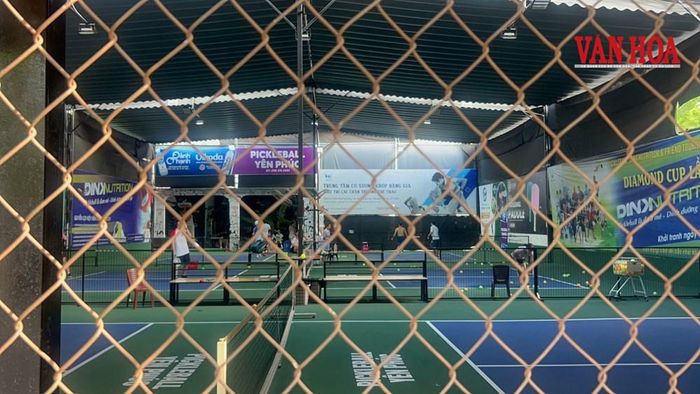 Sân Pickleball với hàng rào lưới vây quanh nằm trong phần diện tích đất thể thao