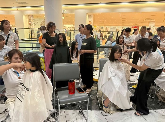 350 người tình nguyện hiến tóc để gửi tới Mạng lưới Vì trẻ em ung thư