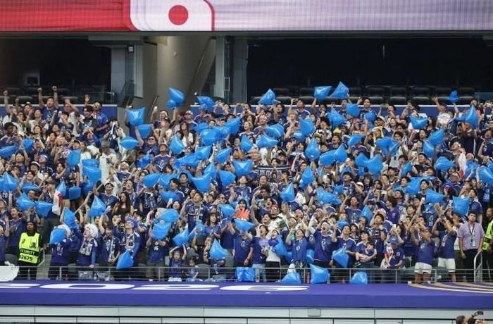 CĐV Nhật Bản dùng túi rác cổ vũ đội tuyển trên sân Dallas, Mỹ. Ảnh: AFP