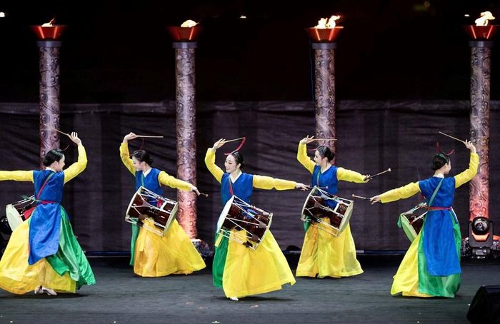Vũ đoàn Park Sang-Yong Yung (đến từ Busan, Hàn Quốc) trình diễn tại Tuần lễ Âm nhạc quốc tế Huế 2026