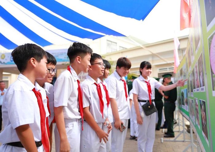Học sinh tham quan, tìm hiểu triển lãm ảnh với chủ đề “Gia Lai - Từ đại ngàn đến biển xanh” tại Bảo tàng tỉnh Gia Lai