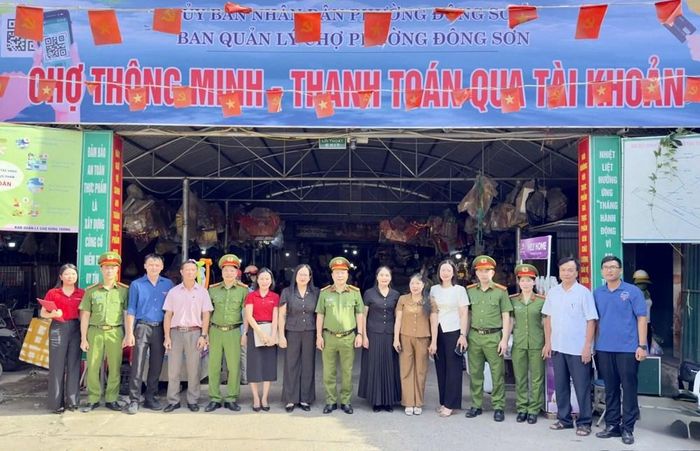 Mô hình “Chợ thông minh - thanh toán qua tài khoản” được triển khai tại chợ Đông Sơn nhằm thúc đẩy chuyển đổi số trong hoạt động thương mại