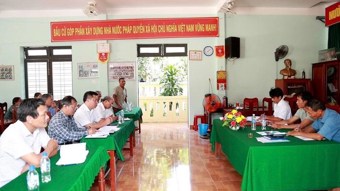 Người dân thôn Bình Thọ, xã Sơn Tịnh tham gia cuộc họp lấy ý kiến về phương án sắp xếp, sáp nhập thôn theo quy định mới