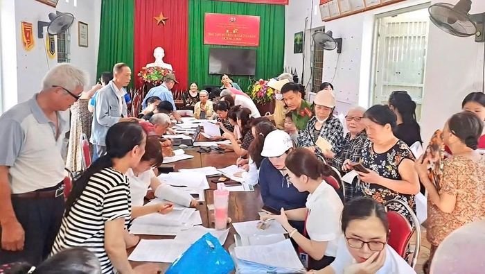 Các tổ công tác liên ngành phối hợp với ngân hàng tổ chức điểm giao dịch lưu động, hỗ trợ người dân mở tài khoản phục vụ chi trả an sinh xã hội không dùng tiền mặt. Ảnh: Công an Thanh Hóa