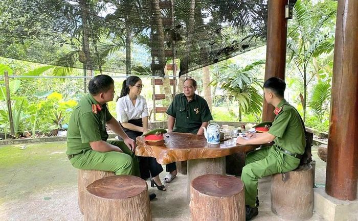 Lực lượng công an và cán bộ cơ sở “đi từng ngõ, gõ từng nhà” tuyên truyền, hỗ trợ người dân chuyển đổi sang hình thức chi trả an sinh xã hội không dùng tiền mặt. Ảnh: Công an Thanh Hóa