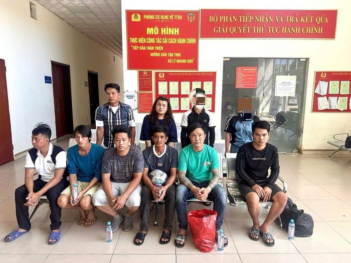 Nhóm đối tượng trong đường dây tại CQĐT. Ảnh: CAHT