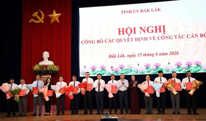 Bí thư Tỉnh ủy Đắk Lắk Lương Nguyễn Minh Triết tặng hoa, chúc mừng các cán bộ được điều động, bổ nhiệm và luân chuyển