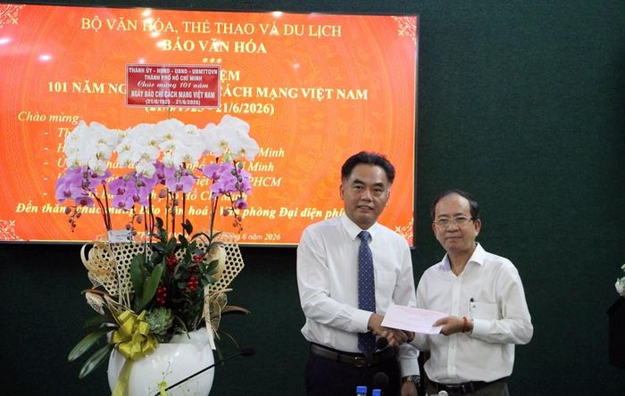 Phó Chủ tịch Thường trực UBND TP.HCM Nguyễn Lộc Hà tặng quà chúc mừng Văn phòng đại diện phía Nam Báo Văn Hóa