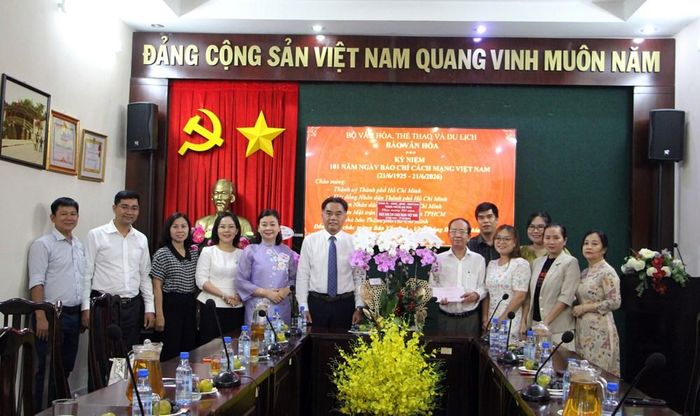Lãnh đạo TP.HCM chụp ảnh lưu niệm cùng cán bộ, phóng viên, người lao động của Văn phòng đại diện phía Nam Báo Văn Hóa