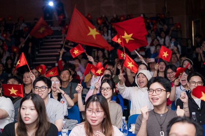 Học sinh, sinh viên cổ vũ cho các thí sinh