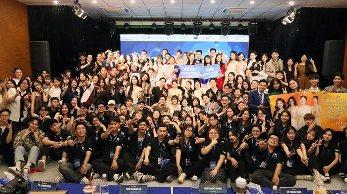 Ban Tổ chức, thí sinh và khán giả chụp ảnh lưu niệm