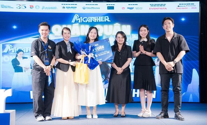 Ngôi vị Quán quân thuộc về Hoàng Thị Thiên Nhiên, sinh viên Trường Đại học Kinh tế - Tài chính TP.HCM