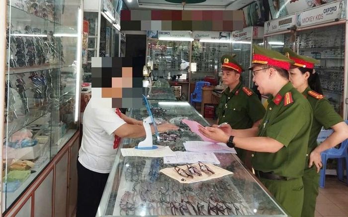 Công an kiểm tra một cơ sở kinh doanh kính mắt