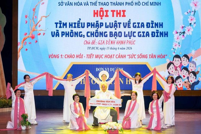 Đội dự thi phường Tân Hòa với tiết mục hoạt cảnh "Sức sống Tân Hòa"