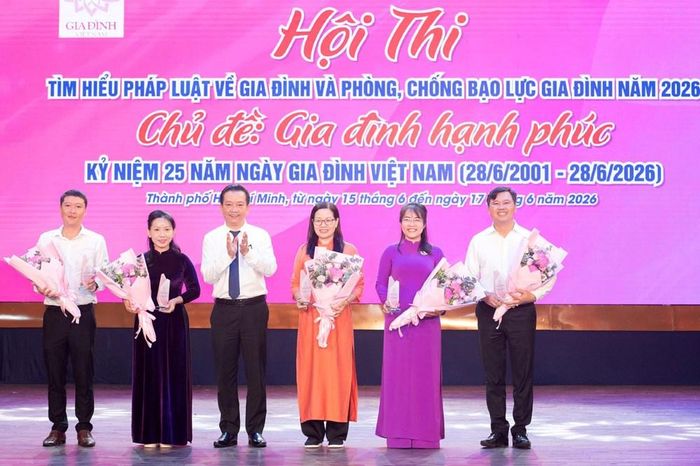 Ông Võ Trọng Nam, Phó Giám đốc Sở Văn hóa và Thể thao TP.HCM, Trưởng Ban Tổ chức Hội thi tặng hoa cho các thành viên Ban Giám khảo
