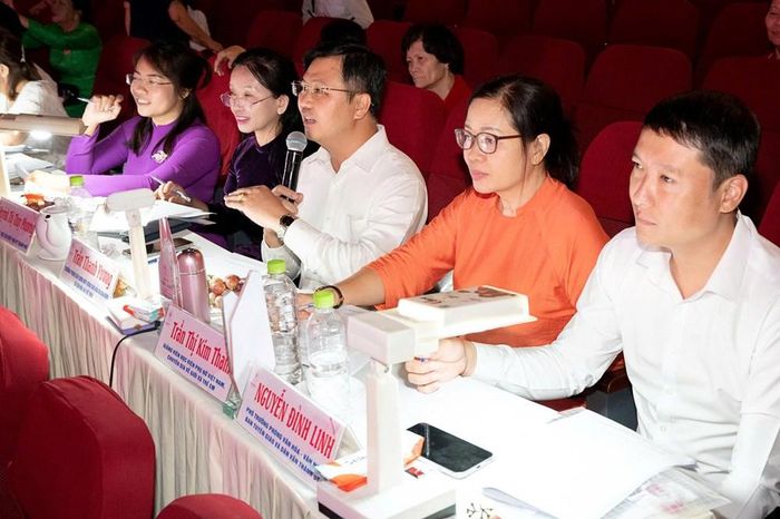 Ông Trần Thanh Vương, đại diện Ban Giám khảo đặt các câu hỏi về xử lí tình huống với đội dự thi