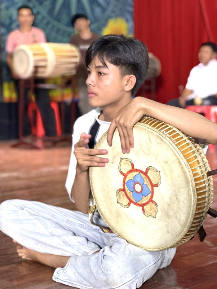 Nghệ sĩ trẻ luyện tập với trống