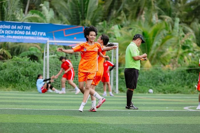 Các cầu thủ nhí nỗ lực thi đấu hết mình