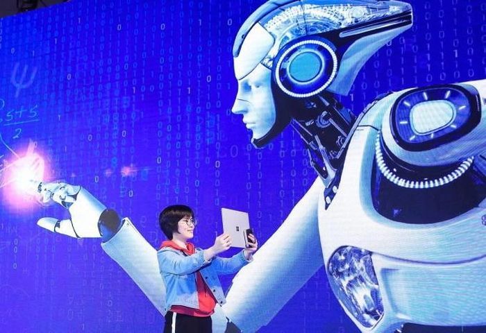 Một sinh viên dùng thử công cụ AI ở một hội thảo tại Bắc Kinh năm 2019. Ảnh: ChinaDaily