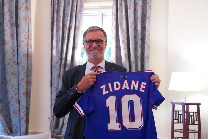Đại sứ Olivier Brochet bên chiếc áo đấu của Zinedine Zidane - biểu tượng của thế hệ vàng đưa đội tuyển Pháp tới chức vô địch World Cup 1998. Ảnh: ĐSQ cung cấp