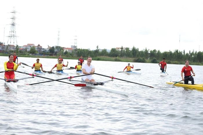 Ngài Đại sứ Pháp tại Việt Nam tham gia hoạt động chèo thuyền rowing tại Hải Phòng vào tháng 5/2024, trong khuôn khổ các hoạt động quảng bá và hưởng ứng Olympic Paris 2024
