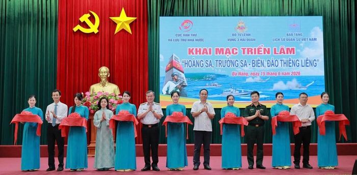 Các đại biểu thực hiện nghi thức cắt băng khai mạc triển lãm. Ảnh: TTXVN phát