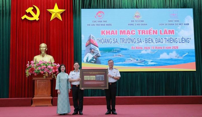 Cục Văn thư và Lưu trữ nhà nước trao tặng Bộ Tư lệnh Vùng 3 Hải quân bản in Mộc bản triều Nguyễn khắc lời Dụ của vua Lê Thánh Tông về việc giữ vững biên cương, bờ cõi đất nước. Ảnh: TTXVN phát