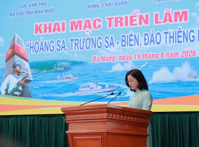 Bà Nguyễn Thị Nga, Phó Cục trưởng, Cục Văn thư và Lưu trữ nhà nước phát biểu khai mạc triển lãm. Ảnh: TTXVN phát