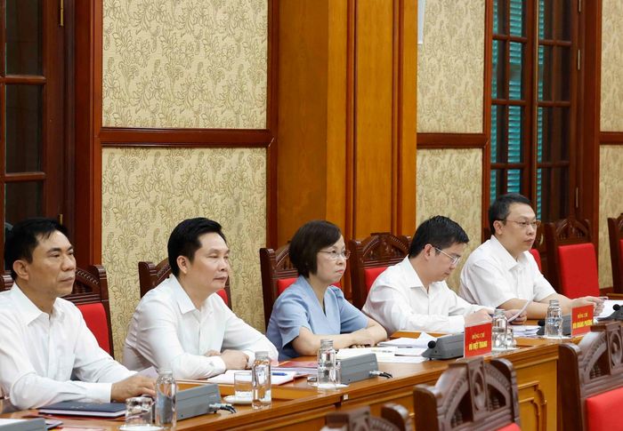 Các đại biểu tham dự cuộc làm việc