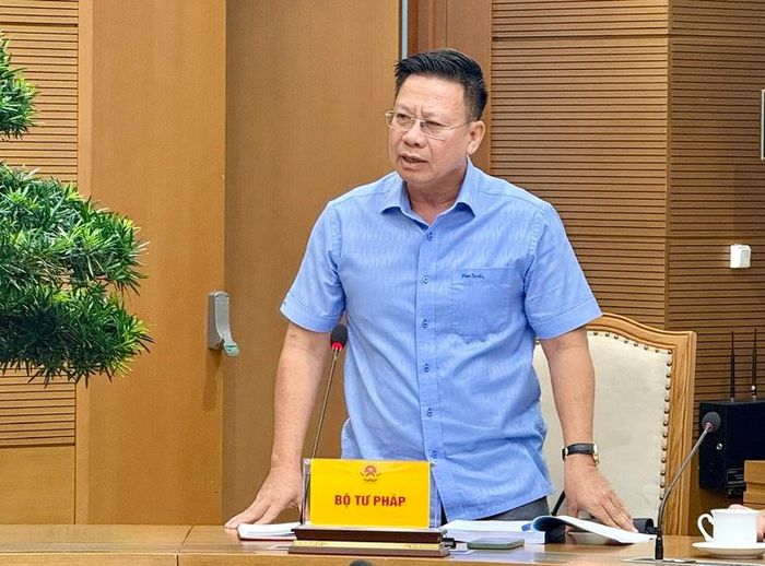 Thứ trưởng Bộ Tư pháp Nguyễn Thanh Ngọc báo cáo tại cuộc họp - Ảnh: VGP/Thu Sa