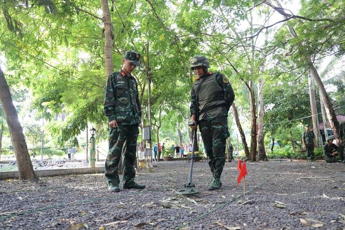 Công binh tiến hành dò mìn trước khi radar xuyên đất hoạt động - Ảnh: VGP/Linh Chi